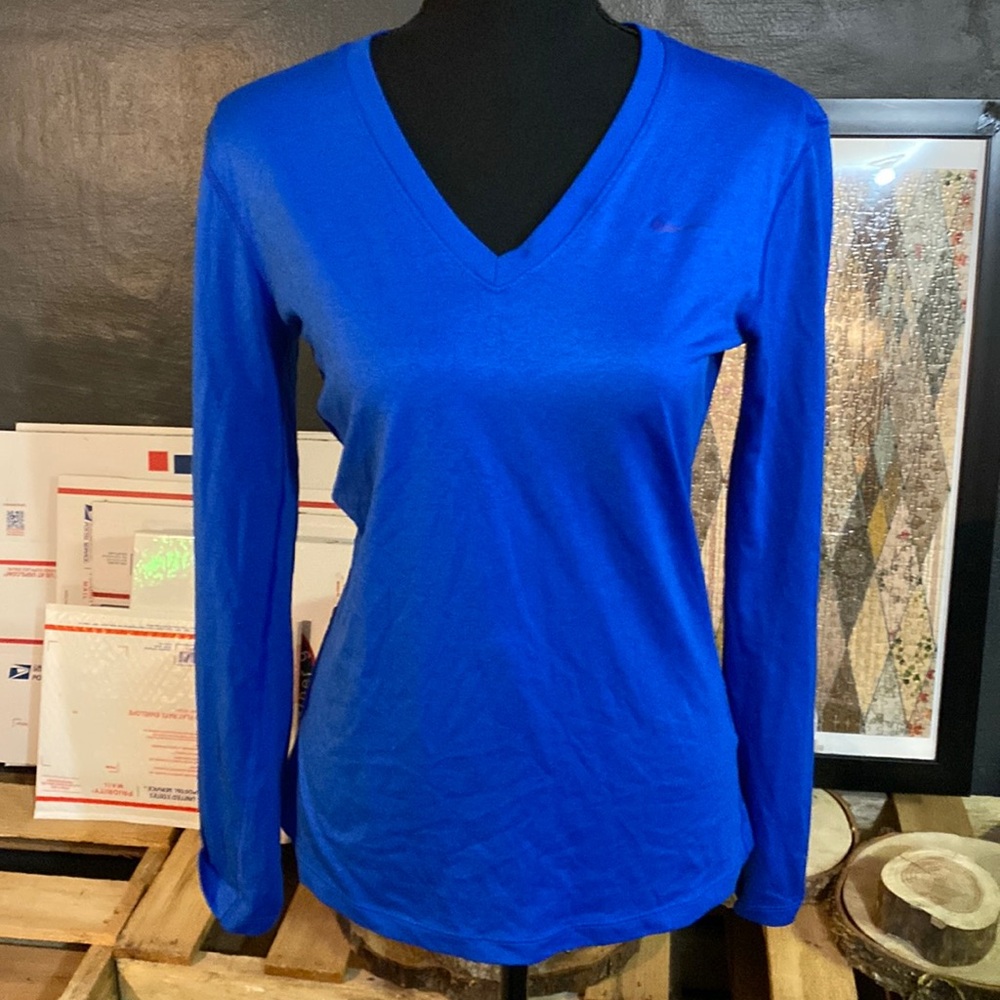 Nike dri- fit
Women 
Regular fit 
Long sleeve 
V neck